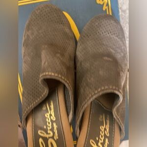 Shicca Vintage Collection clogs; size 8; dark gray